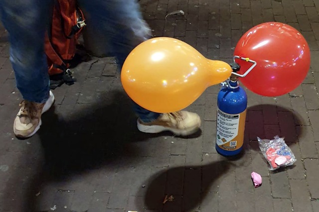 Ein Straenhndler verkauft mit Lachgas gefllte Luftballons in Amsterdam.  | Foto: Annette Birschel (dpa)