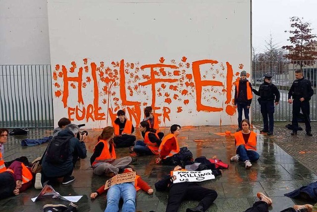 Aktivistinnen und Aktivisten der Letzt...Schriftzug Hilfe! Eure Kinder steht.  | Foto: Letzte Generation (dpa)