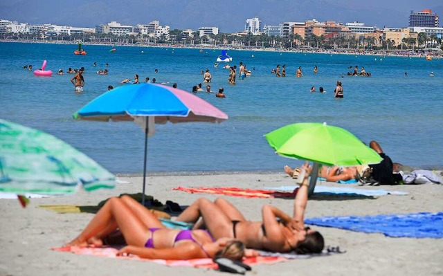 Eigentlich muss Urlaub im laufenden Kalenderjahr genommen werden.  | Foto: Clara Margais (dpa)