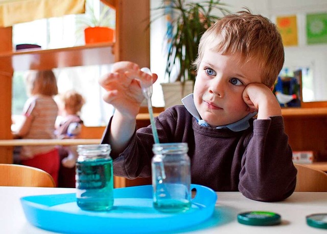 Montessori-Einrichtungen genieen heut...Junge  in einem Berliner Kindergarten.  | Foto: photothek (imago)
