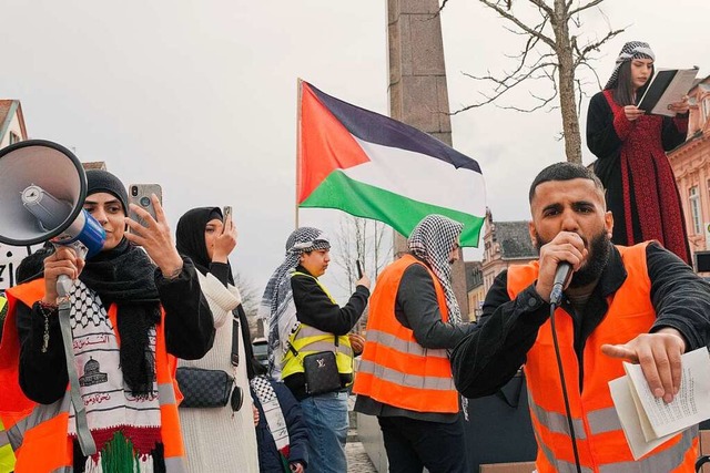 Pro-palästinensische Kundgebung vor der Ursulasäule in Offenburg | Foto: Fabian Linder Pro-palästinensische Kundgebung vor der Ursulasäule in Offenburg | Foto: Fabian Linder