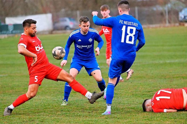 Der FC Neustadt um Peter Schubnell (Mitte) unterlag beim SV Geisingen.  | Foto: Wolfgang Scheu