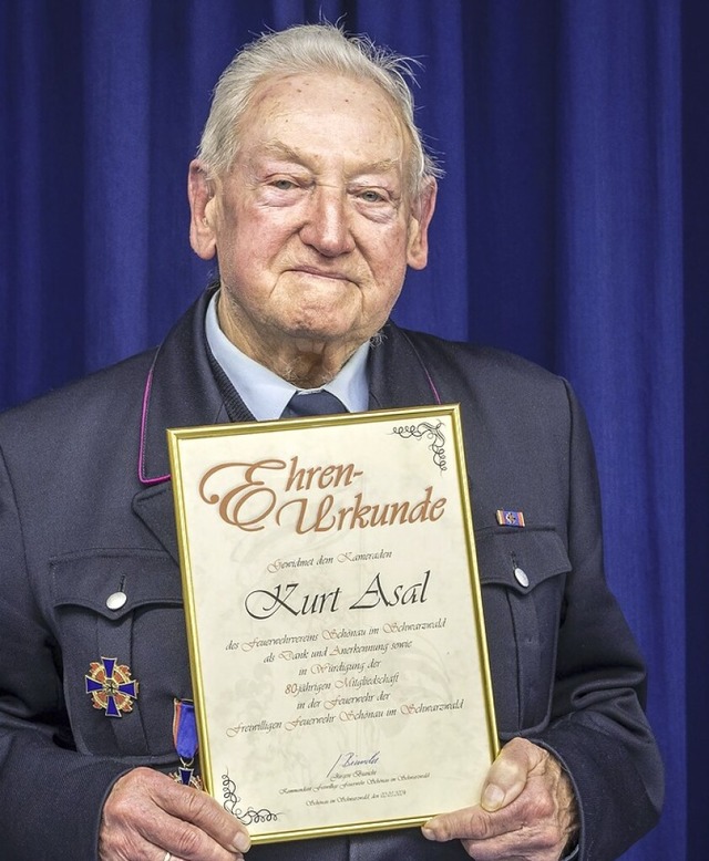 Kurt Asal ist seit 80 Jahren Mitglied der Feuerwehr Schnau.  | Foto: Paul Eischet
