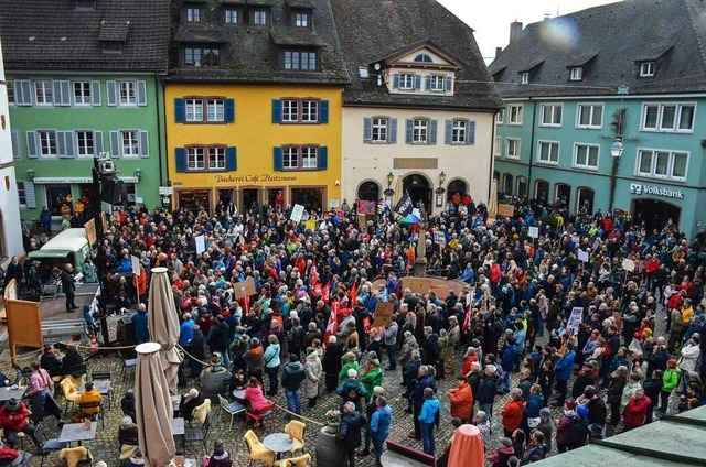 Staufens Marktplatz war während der Ku...tie mit rund 800 Menschen gut gefüllt.  | Foto: Gabriele Hennicke