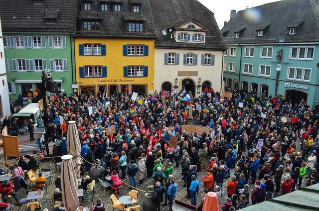 Staufens Marktplatz war whrend der Ku...tie mit rund 800 Menschen gut gefllt.  | Foto: Gabriele Hennicke