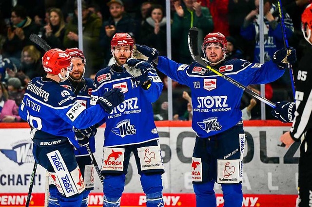 Jubel bei den Wild Wings: Daniel Pfaff...n den Sieg gegen die Straubing Tigers.  | Foto: IMAGO/Eibner-Pressefoto/Sven Laegler