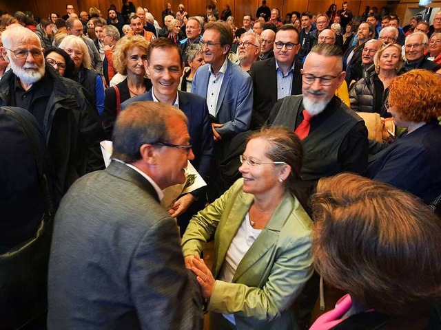 Einer der ersten Gratulanten ist Stck...ens Oberbrgermeister Klaus Eberhardt.  | Foto: Hannes Lauber