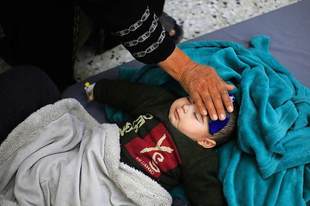 Ein palstinensisches Kind in einem Krankenhaus in der Stadt Rafah  | Foto: Mohammed Talatene (dpa)