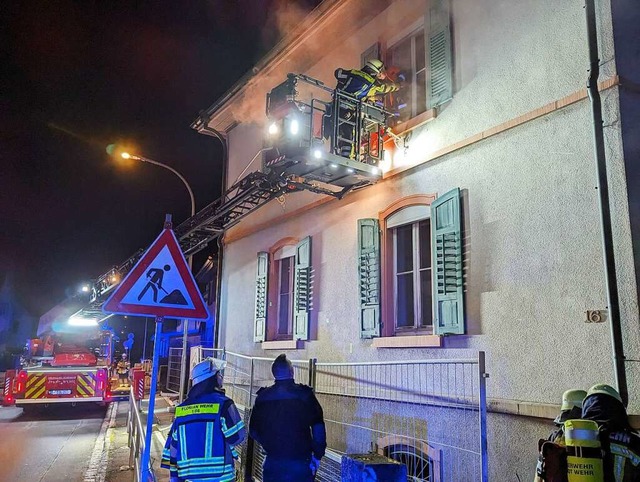 Mit der Drehleiter wurde aus dem ersten Stock evakuiert.  | Foto: Julia Becker