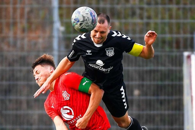 Kapitne unter sich: Mirco Bhler (rec...egen den FFC (mit Daniel Himmelsbach).  | Foto: Gerd Gruendl