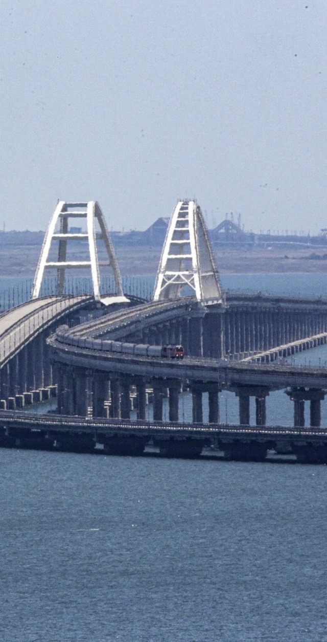 Die Krim-Brcke besteht aus einer Auto- und einer Eisenbahnbrcke.  | Foto: - (dpa)