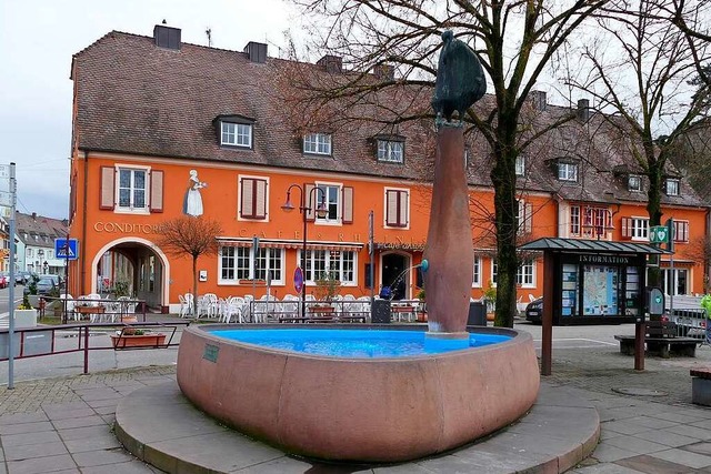 Seit 1962 stand der Europabrunnen auf dem Marktplatz in Breisach.  | Foto: Thomas Rhenisch