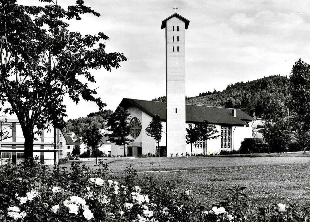 1956/57 entstand dann der Kirchenneubau am heutigen Standort.  | Foto: Archiv Hans Sigmund