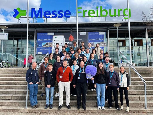 Die jungen Forscher und ihre Lehrer fr...e beim Regionalwettbewerb in Freiburg.  | Foto: Phaenovum