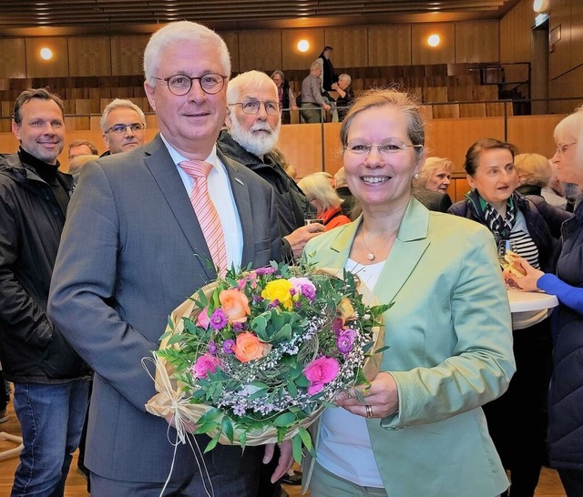 OB Dietz gratuliert am Sonntagabend Diana Stcker zur erfolgreichen Wahl  | Foto: Stadt Weil am Rhein