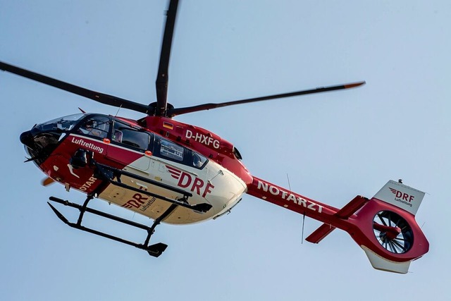 Der Fnfjhrige wurde vorsorglich  mit...ber in eine Schweizer Klinik geflogen.  | Foto: Stefan Sauer (dpa)