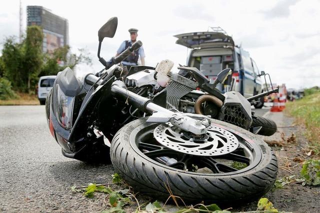 Autofahrer streift Motorradfahrer in Herrischried
