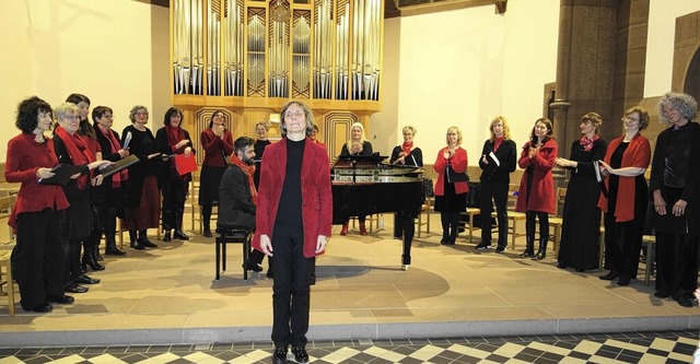 Uta Ruscher (vorne Mitte) moderierte das Konzert des Vokalensembles.  | Foto: Gudrun Gehr
