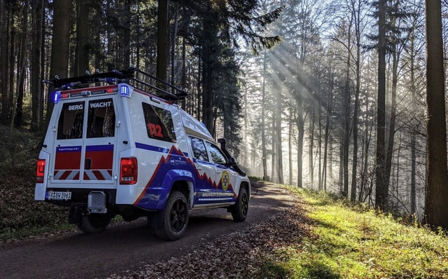 Mit einem Spezialfahrzeug der Bergwach...r Mountainbiker aus dem Wald gebracht.  | Foto: Bergwacht Schwarzwald e.V.