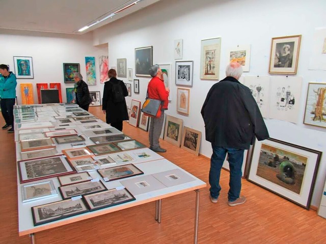 Rund 650 Kunstwerke wurden angeliefert und nach Themen sortiert prsentiert.  | Foto: Helmut Seller
