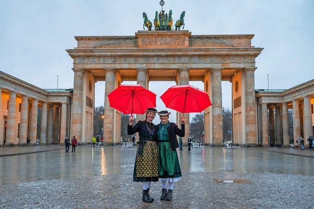 Caroline Waldvogel (links) steht zusam...2023 vorm Brandenburger Tor in Berlin.  | Foto: HTG