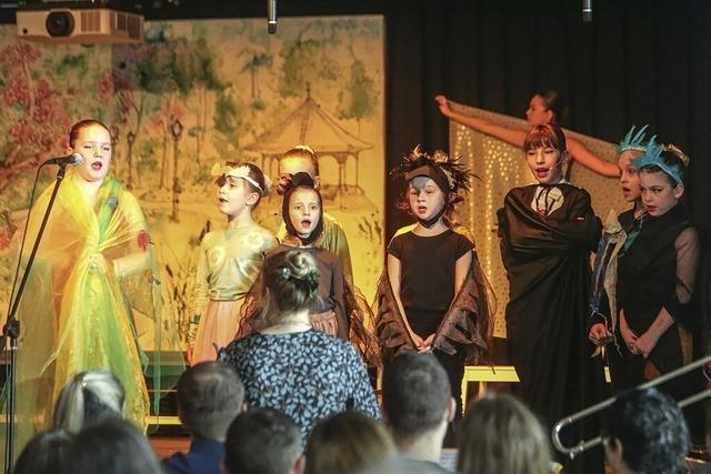 Kinder glnzen beim Musical in Kippenheim
