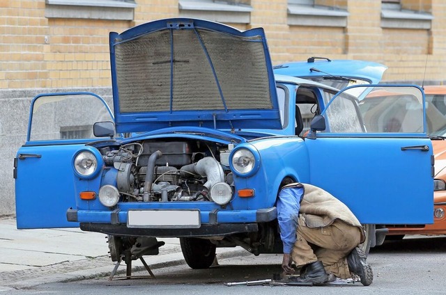 Am Trabi knnen auch Hobbybastler noch einiges selber schrauben.  | Foto: Jan Woitas (dpa)