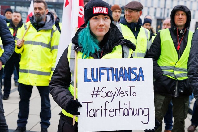 Nicht nur bei der Bahn, auch bei der Lufthansa wird diese Woche gestreikt.  | Foto: Carsten Koall (dpa)