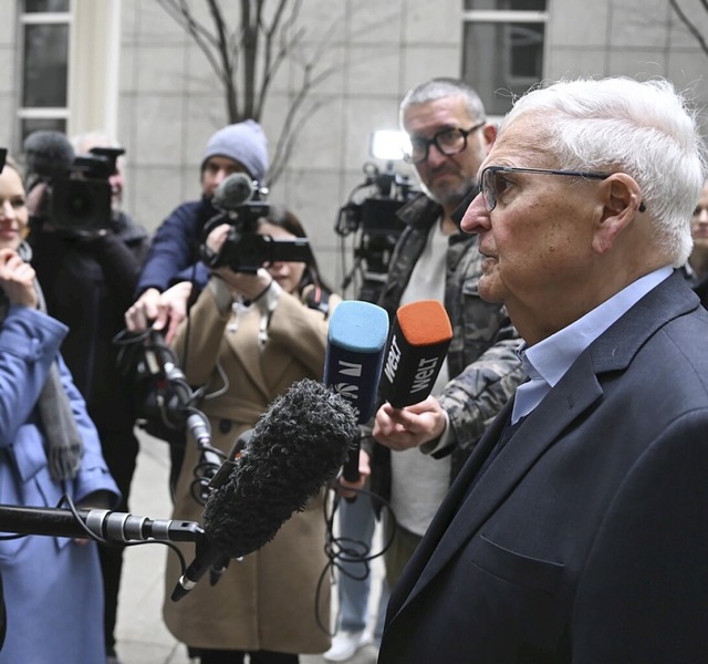 Der ehemalige DFB-Chef  Theo Zwanziger...n  vor Prozessbeginn ein Statement ab.  | Foto: Arne Dedert (dpa)