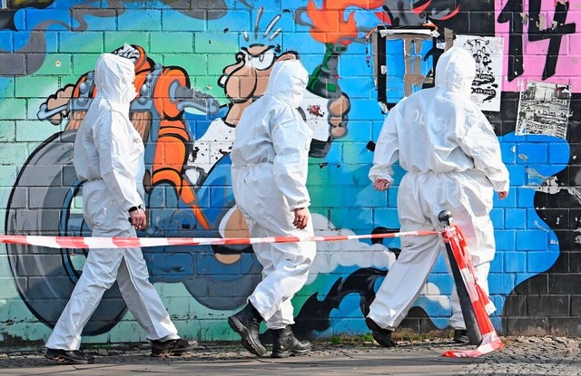 Mitarbeiter der Spurensicherung gehen ...eren RAF-Terroristen Staub und Garweg.  | Foto: Britta Pedersen (dpa)