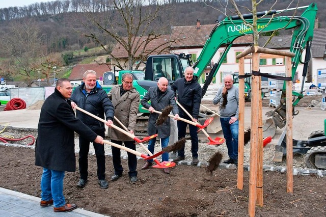 Beim Spatenstich (von links): Patrick ...s Noller (Garten-und Landschaftsbauer)  | Foto: Heinz und Monika Vollmar