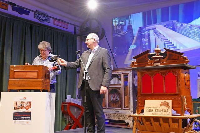 Heinz Jger prsentiert die restaurier...ist das Innenleben der Orgel zu sehen.  | Foto: Sylvia Sredniawa