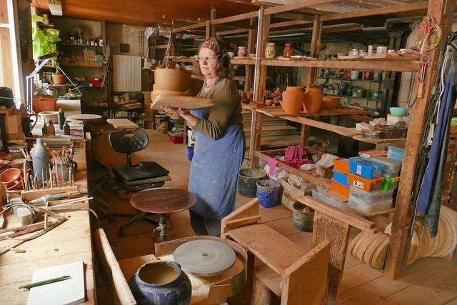 Sabine Kluge in ihrer Werkstatt. Sie b... das familieneigenen Keramikmuseum an.  | Foto: Katrin Fehr