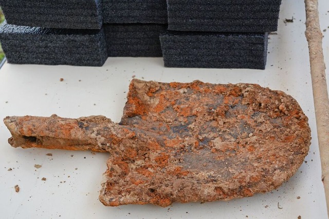 Ein Spaten, der bei den Ausgrabungen   in Carspach gefunden wurde.  | Foto: Annette Mahro