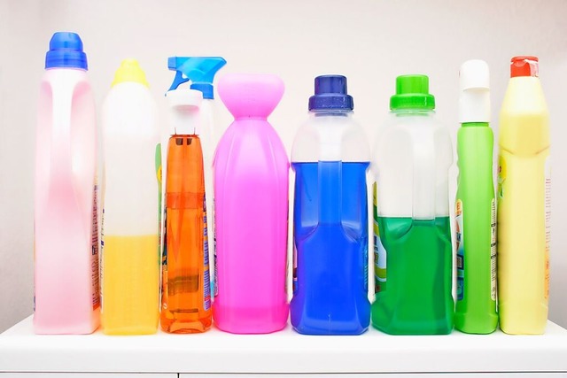 Unter anderem Reinigungsmittel hat das... bei den Chemieunternehmen untersucht.  | Foto: fotolia.com/fredredhat
