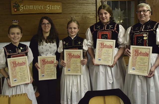 Fr lange Mitgliedschaft geehrt (von l...lda Schleicher und Annemarie Schuller.  | Foto: Bernadette Andr