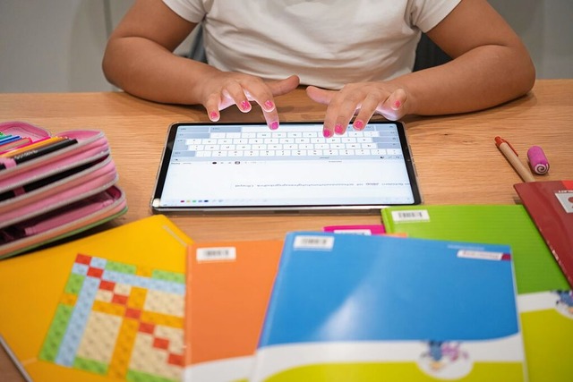 Bei der Digitalisierung von Schulen gi...eher auf mobile Endgerte wie Tablets.  | Foto: Mohssen Assanimoghaddam (dpa)