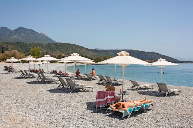 Touristen genieen den Ritsa-Strand in...r sdstlich von Kalamata, Peloponnes.  | Foto: Socrates Baltagiannis (dpa)