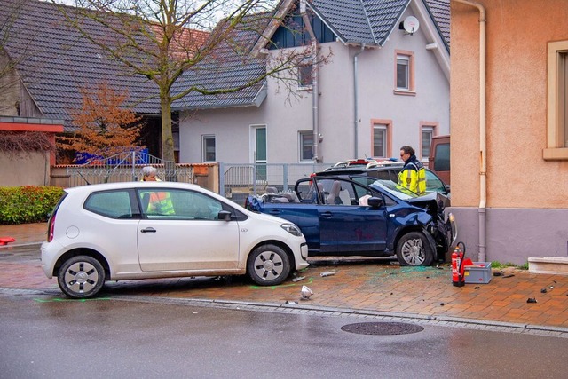 Zwei Fahrzeuge sind an der Ecke Haupt-...teil Grafenhausen seitlich kollidiert.  | Foto: Olaf Michel