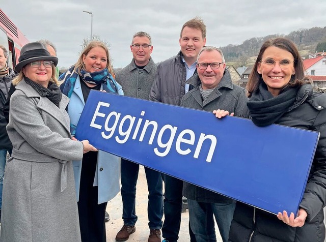 Am Bahnhof Eggingen freuen sich  die C...ber den neuen Haltepunkt in Eggingen.  | Foto: Landratsamt Waldshut