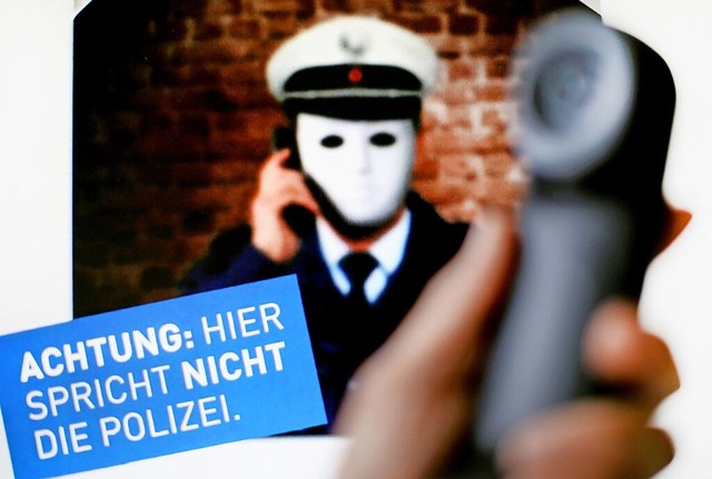 Im Kreis Lrrach treiben zur Zeit falsche Polizisten ihr Unwesen. (Symbolbild)  | Foto: Martin Gerten (dpa)