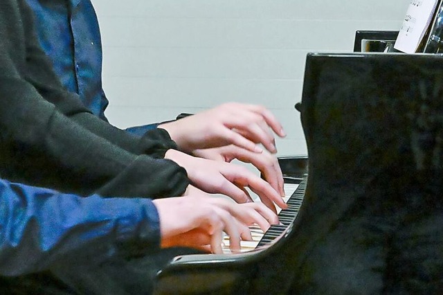 Zahlreiche Hnde wollen zum Gelingen d...ugendmusiziert in Offenburg beitragen.  | Foto: Endrik Baublies