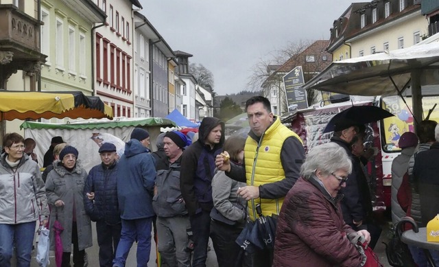 Vom Wetter lsst sich Bad Sckingen nicht den Spa am Fridlini-Markt verderben.   | Foto: Lara Wehler