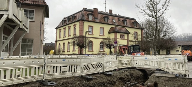 Hinter dem Polizeiposten in Wehr wird bereits das Nahwrmenetz ausgebaut.   | Foto: Annemarie Rsch
