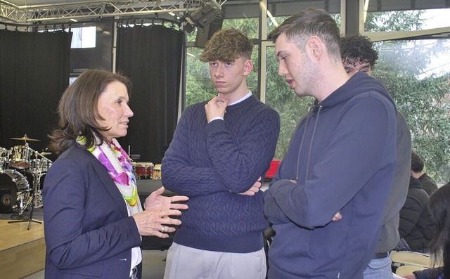 Die SPD-Bundestagsabgeordnete Rita Sch...s das Hochrhein-Gymnasium in Waldshut.  | Foto: Maike Dikas