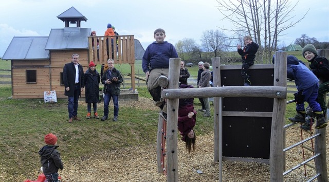 Die Kinder nahmen Klettergerst und Spielhaus gleich in Beschlag.  | Foto: Edgar Steinfelder