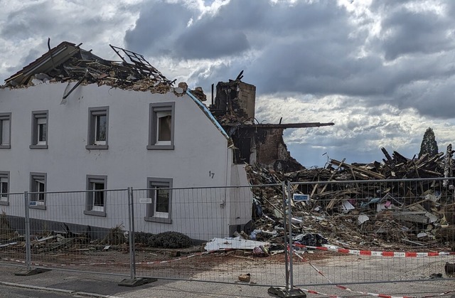 Das zum Sgewerk gehrende Wohnhaus in Hnner wurde fast komplett zerstrt.   | Foto: Julia Becker