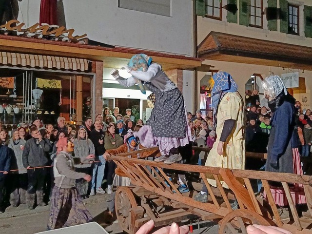 Hohe Hrde fr alte Weiber: Der nun ve...ttete Leiterwagen muss ersetzt werden.  | Foto: Timo Philipp