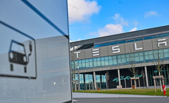 Der Anschlag auf Tesla hat einen Produktionsstopp nach sich gezogen.  | Foto: Patrick Pleul (dpa)