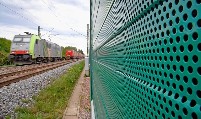 Die Lrmschutzwand zum Schutz des knf... Aluminiumwand wie hier bei Kenzingen.  | Foto: Siegfried Gollrad
